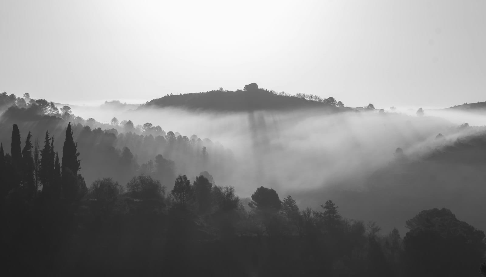 L'ora blu sulle colline, con le prime luci del paese
