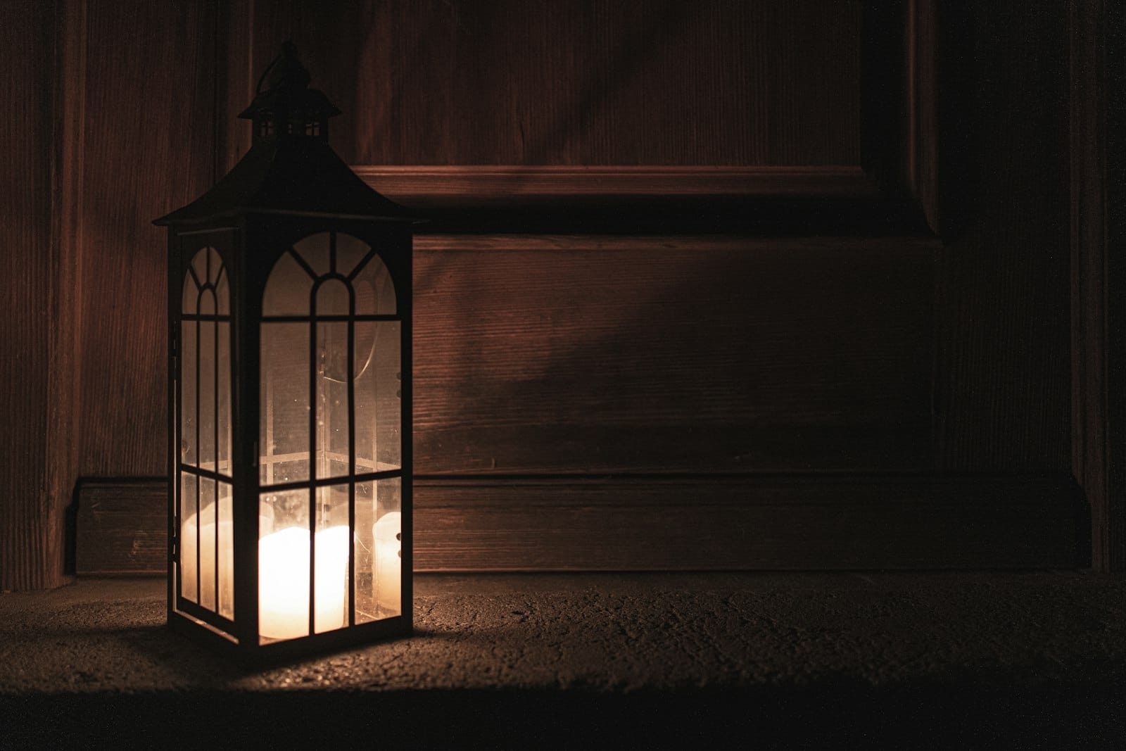 La entrada, de noche