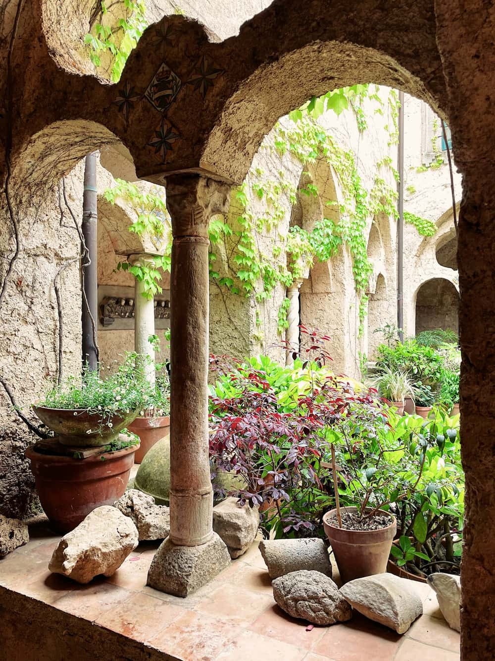 Il portico di pietra all'ingresso della casa